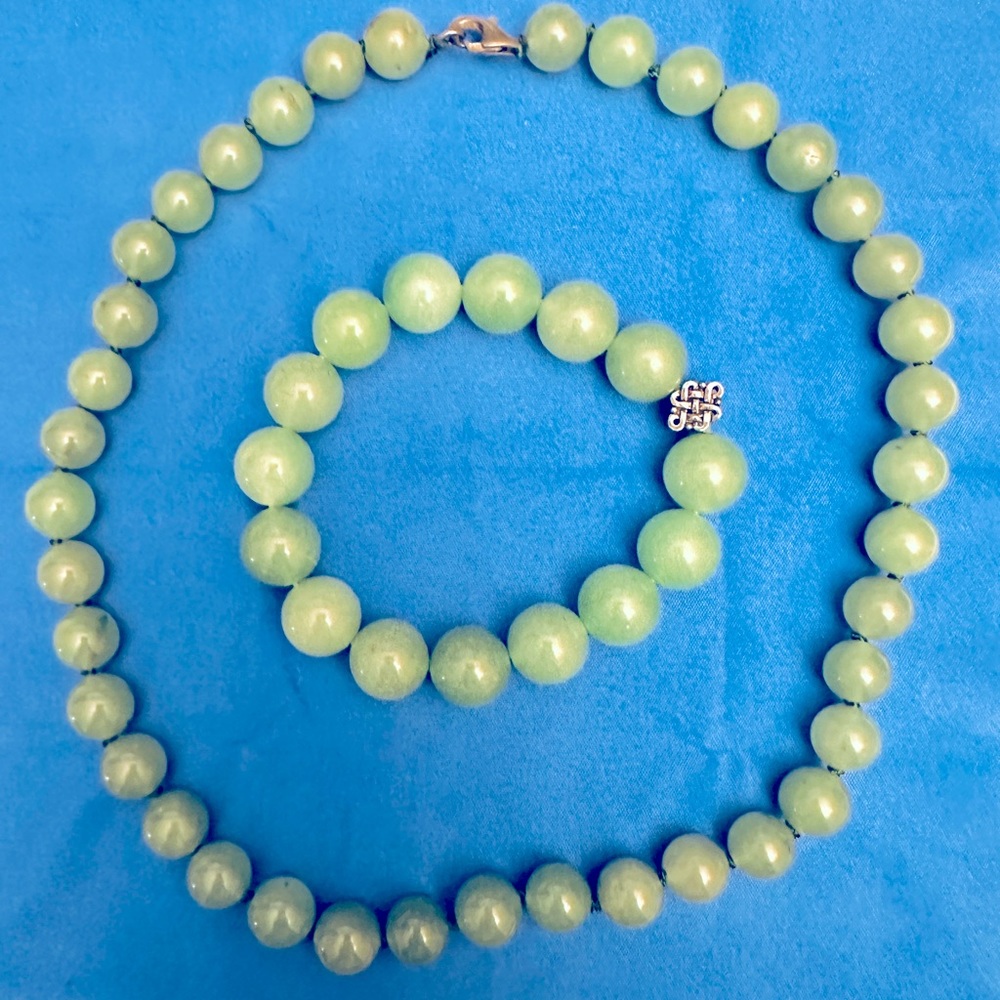 Chalcedony necklace and bracelet set